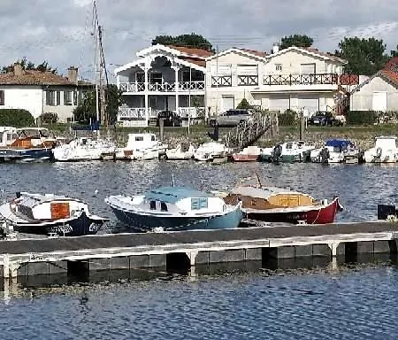 Joli T2 Dans Petite Avec Vue Port *
