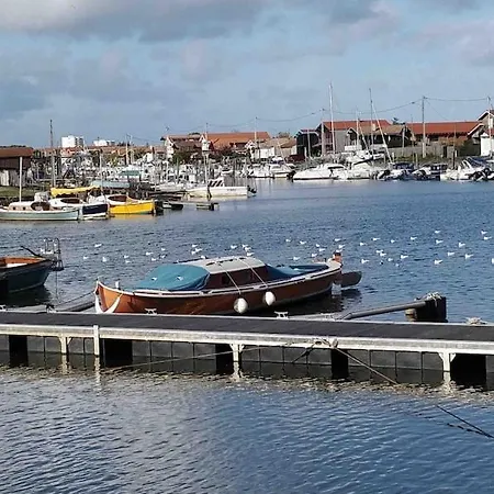 Daire Joli T2 Dans Petite Avec Vue Port *